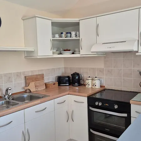 Lovely Little Garden Cottage, Tamar Valley, Cornwall Holiday home *