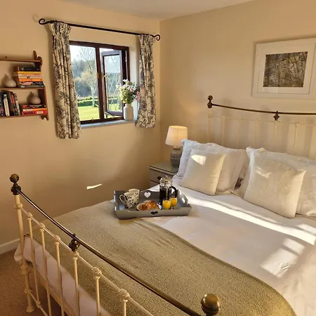 Lovely Little Garden Cottage, Tamar Valley, Cornwall Holiday home